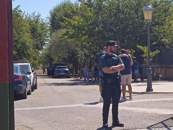 Agente de la Guardia Civil en el campo de fútbol de Mocejón, donde ha fallecido apuñalado un niño de 10 años.