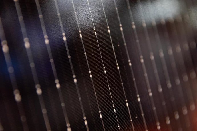 Archivo - Detalle de unas placas solares.