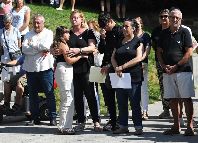 Varias víctimas durante la inauguración de un monumento a las víctimas de los atentados del 17A, en la plaza del Ayuntamiento de Ripoll (Girona)
