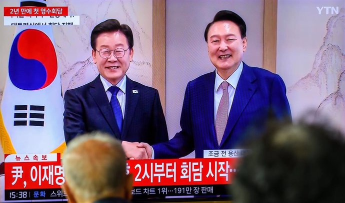 Archivo - El líder opositor surcoreano Lee Jae Myung (I) con el presidente del país, Yoon Suk Yeol 