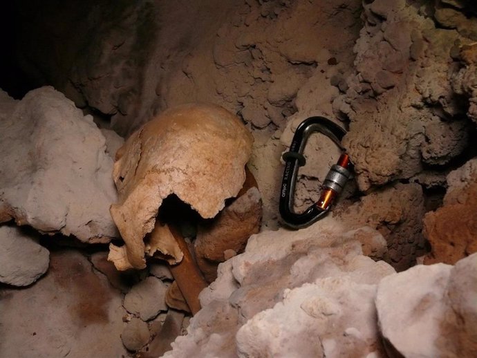 Fracción de cráneo localizada en el interior de la cueva.