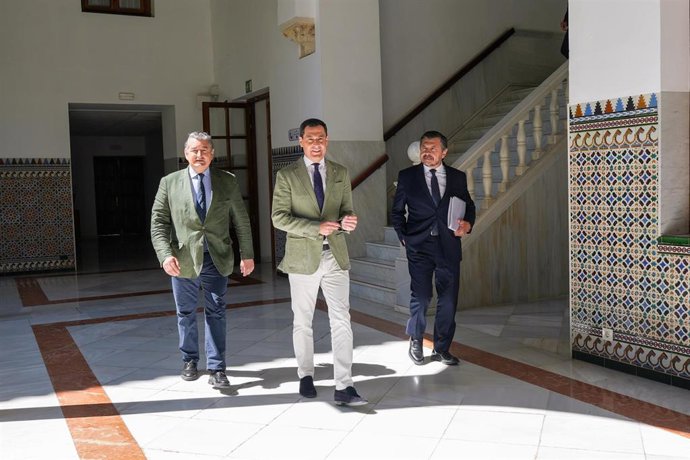 El presidente de la Junta de Andalucía, Juanma Moreno (C); el consejero de la Presidencia, Interior, Diálogo Social y Simplificación Administrativa, Antonio Sanz (I), y el portavoz parlamentario del PP-A, Toni Martín (d), en una foto de archivo. 