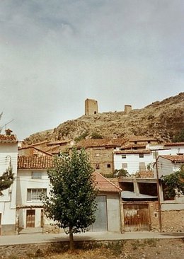 Imagen lejana de la torre fortaleza de La Hoz de la Vieja.