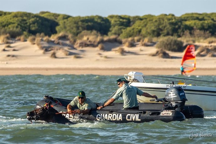 La Guardia Civil intercepta una moto náutica en el primer ciclo de carreras caballos de Sanlúcar de Barrameda.