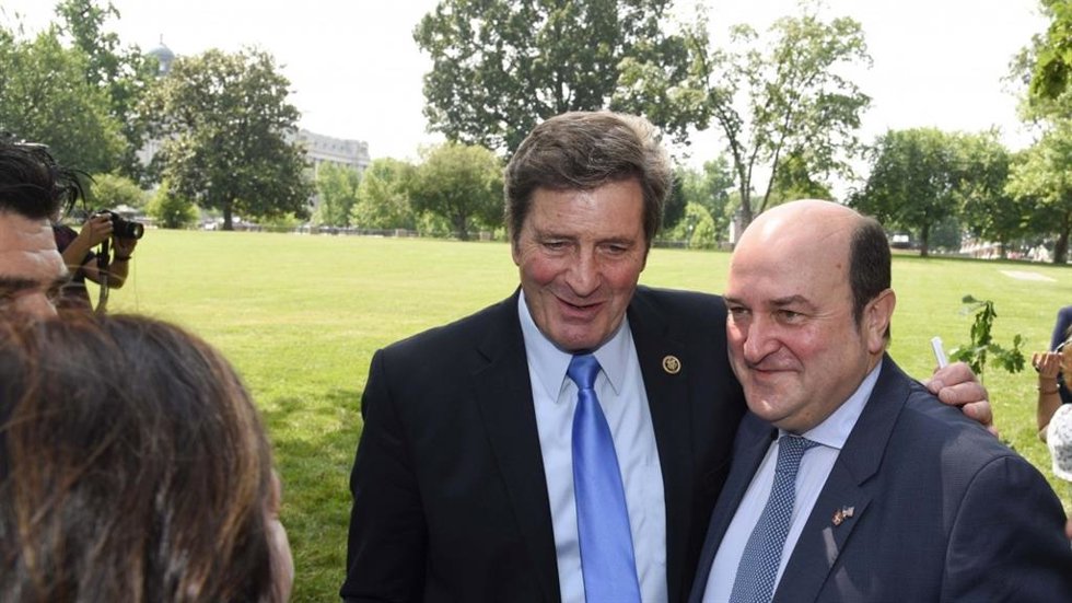 El presidente del PNV, Andoni Ortuzar, junto al congresista demócrata de origen vasco John Garamendi