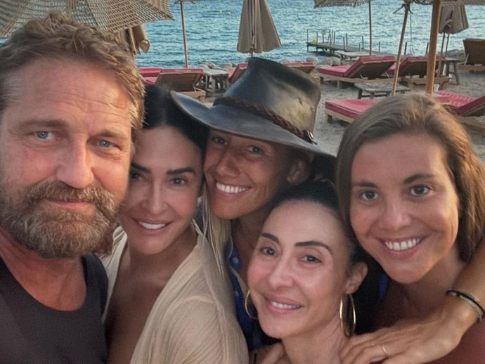 Vicky Martín Berrocal disfruta de Ibiza y sorprende con un inesperado encuentro con Gerard Butler