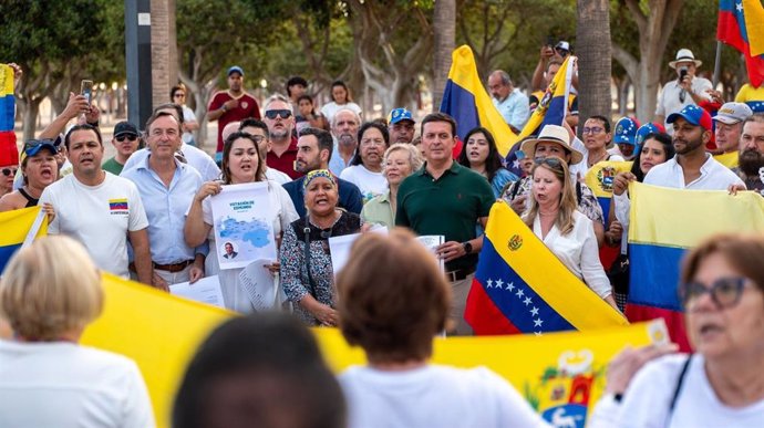 Concentración de apoyo a la oposción venezolana en Almería.