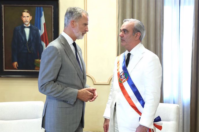 El Rey Felipe VI (i) conversa con el presidente electo de República Dominicana, Luis Abinader (d), tras la toma de posesión de su cargo en el Teatro Nacional, a 16 de agosto de 2024, en Santo Domingo (República Dominicana). 