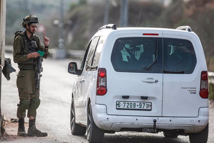 Archivo - Un militar israelí cerca del asentamiento israelí de Kedumim, en Cisjordania