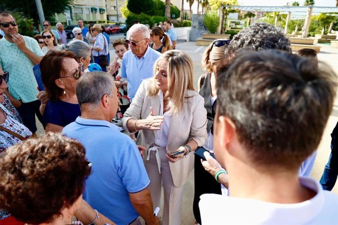 La alcaldesa de Granada, Marifrán Carazo, en una reciente visita al barrio de San Francisco Javier.