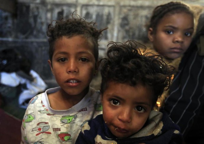 Archivo - Imagen de archivo de niños desplazados en Yemen 