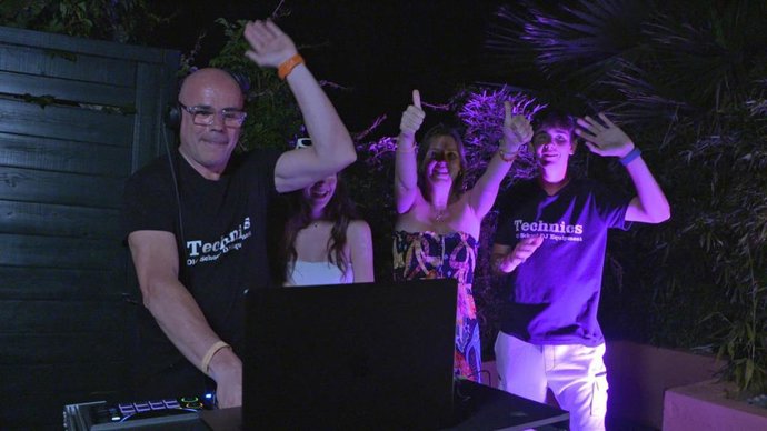 Fran, Raquel y sus dos hijos, los dj's del camping de Montroig.