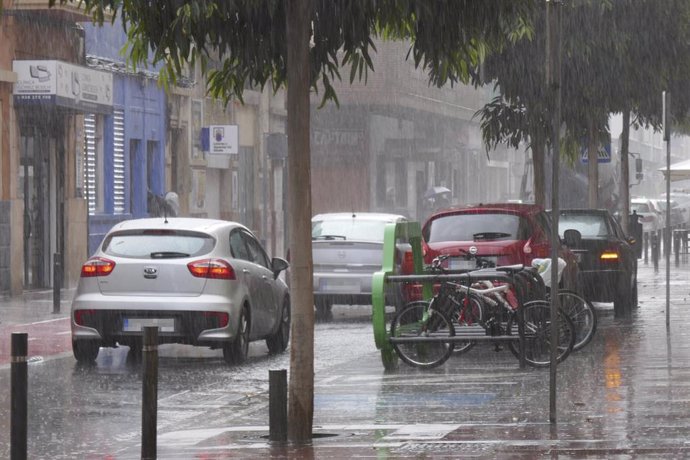 Archivo - Varios coches circulan bajo la lluvia en Las Palmas de Gran Canaria, en Canarias (España), a 4 de febrero de 2021. Canarias recibió este miércoles una profunda vaguada atlántica que provocará un aumento considerable de la inestabilidad atmosféri