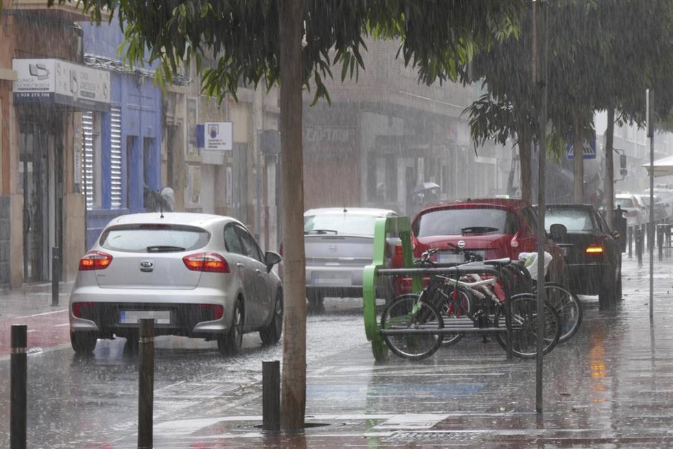 Archivo - Varios coches circulan bajo la lluvia en Las Palmas de Gran Canaria, en Canarias (España), a 4 de febrero de 2021. Canarias recibió este miércoles una profunda vaguada atlántica que provocará un aumento considerable de la inestabilidad atmosfé