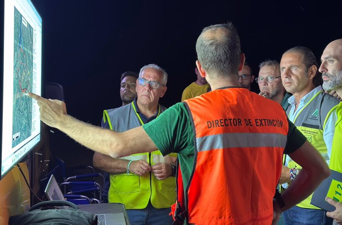 El delegado de la Junta en Jaén, Jesús Estrella, en el puesto de mando avanzado junto a técnicos del Infoca