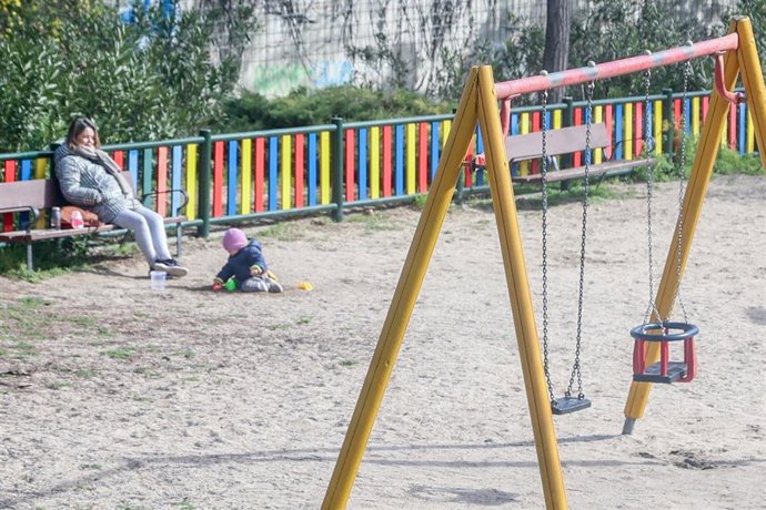Archivo - Un niño juega en un parque infantil en imagen de archivo. 