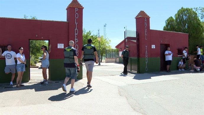 Efectivos de la Guardia Civil en el Campo de Fútbol de Mocejón, donde un niño de 11 años ha sido asesinado.
