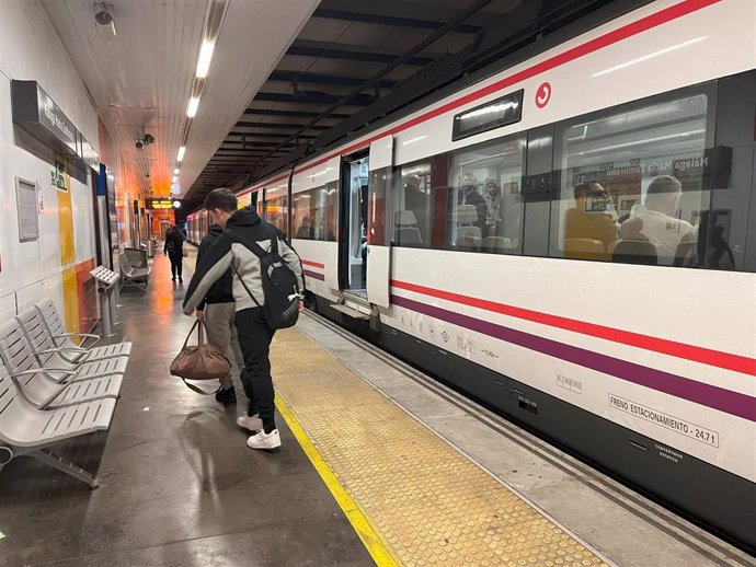 Archivo - Viajeros junto a un tren en la estación Málaga María Zambrano.