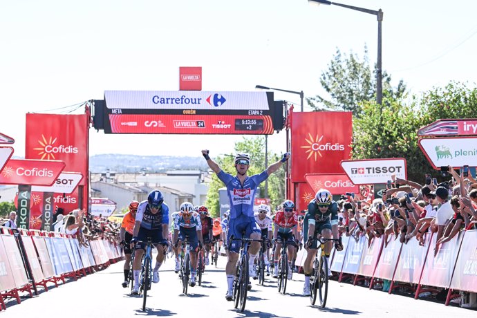 El ciclista australiano Kaden Groves (Alpecin-Deceuninck) ha ganado este domingo la segunda etapa de La Vuelta 24, disputada en Portugal entre Cascais y Ourém sobre 194 kilómetros, en una jornada atípica por su lentitud