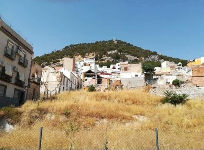 Solares abandonados que hay junto a la plaza de Santiago de Jaén.