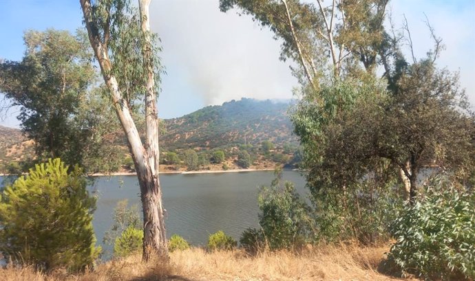 Imagen del incendio de Andújar tomada desde la otra orilla del embalse del Encinarejo.