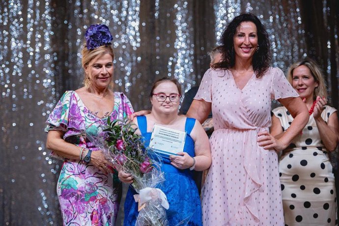 La alcaldesa de Almería, María del Mar Vázquez, junto con la reconocida a Silvia Bermejo en el tradicional Homenaje a la Mujer.