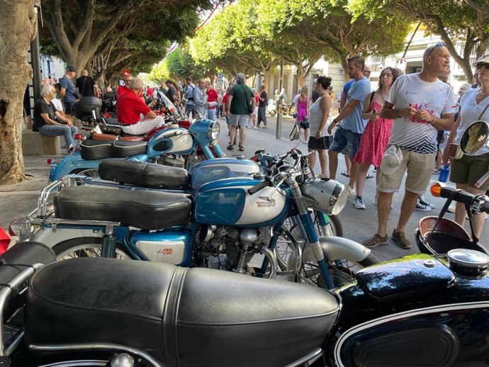 Almerienses disfrutan de las motos 'vintage' de la Exposición de Motos Antiguas en el Paseo de la ciudad,