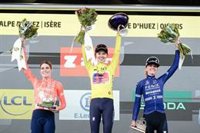 Niewiadoma se defiende de Vollering en Alpe d'Huez para ganar el Tour de Francia