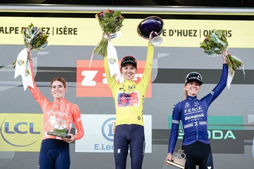Niewiadoma se defiende de Vollering en Alpe d'Huez para ganar el Tour de Francia