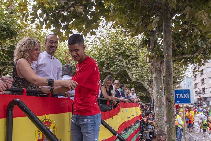 Mohamed Attaoui recibe el homenaje de Torrelavega durante la Gala Floral