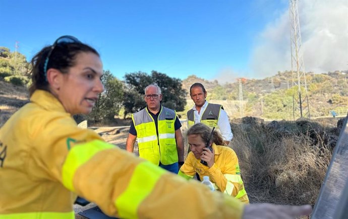 El delegado de la Junta en Jaén, Jesús Estrella, atiende a las explicaciones de los técnicos desde el Puesto de Mando Avanzado.