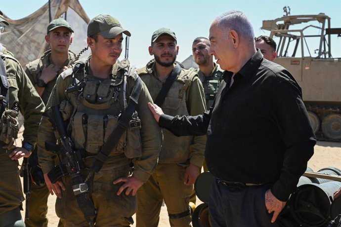 Archivo - El primer ministro israelí, Benjamin Netanyahu, junto a militares en la Franja de Gaza