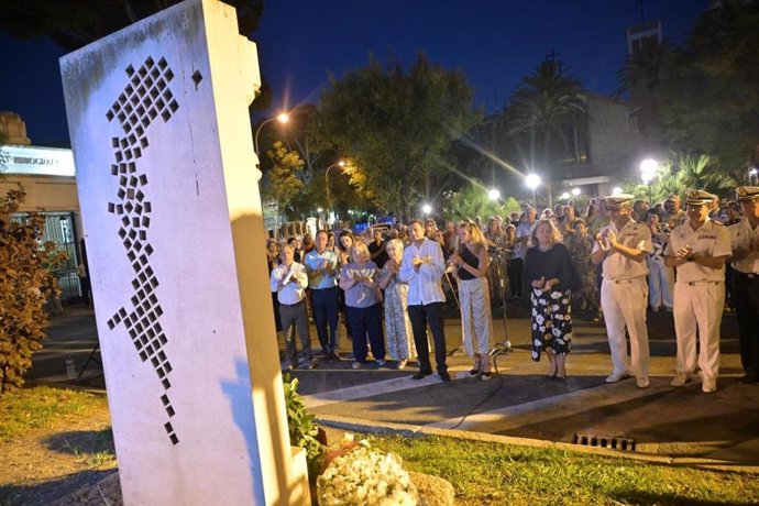 Las autoridades guardan un minuto de silencio junto al monumento en homenaje a las víctimas situado junto a la Plaza de San Severiano de Cádiz.