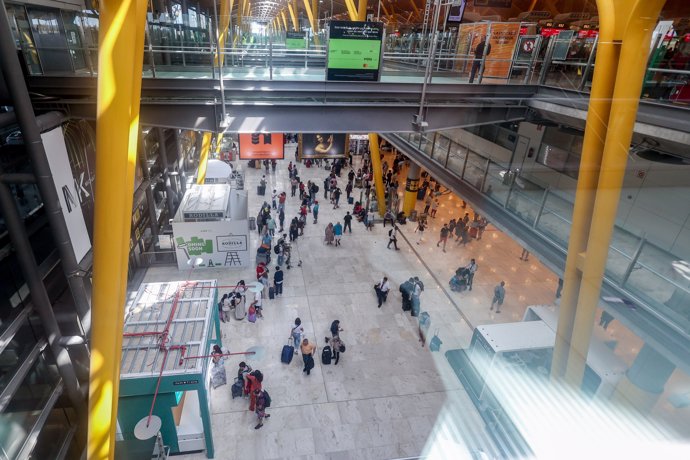 Vista de una de las instalaciones del aeropuerto Adolfo Suárez Madrid-Barajas, con motivo de la operación salida del puente de agosto, a 14 de agosto de 2024, en Madrid (España). Los aeropuertos de la red de Aena en España tienen previstos 34.