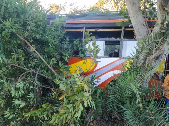 Archivo - Imagen de archivo de un accidente de bus en India