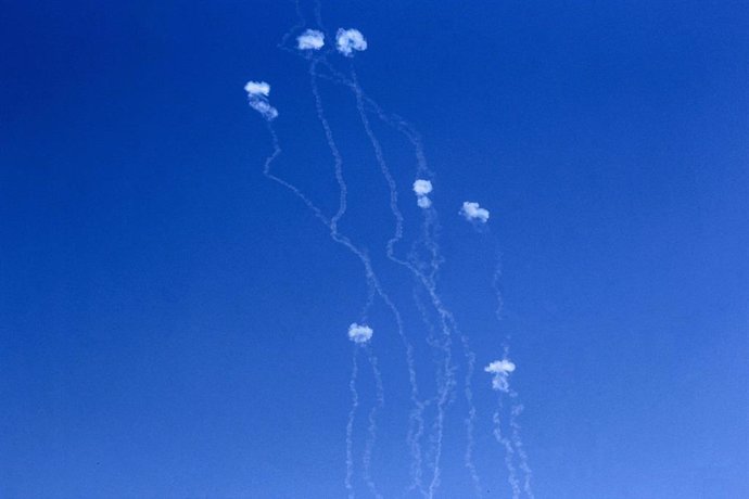 Las defensas aéreas de Israel interceptan cohetes lanzados por Hezbolá