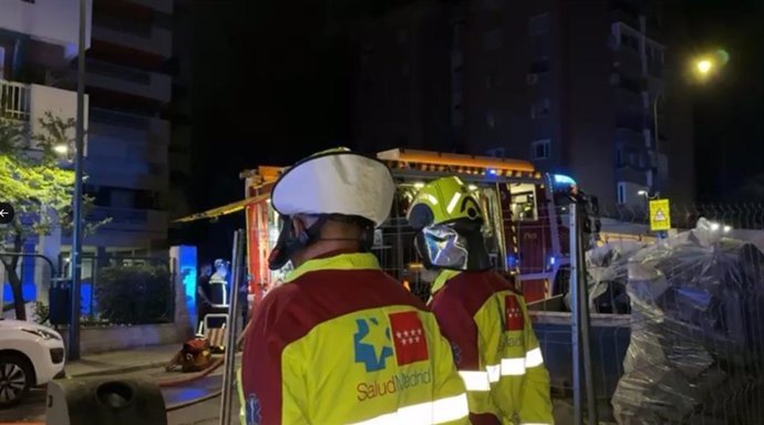 Bomberos De La Comunidad Impiden La Propagación De Un Incendio En Un Edificio De Seis Plantas En Móstoles