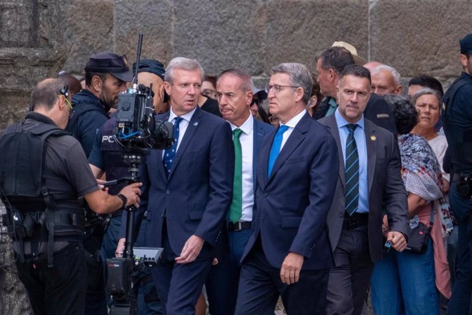 El presidente de la Xunta de Galicia y del PP de Galicia, Alfonso Rueda (4d), y el presidente del Partido Popular, Alberto Núñez Feijóo (3d)