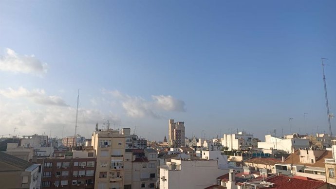 Imagen del centro de València con cielo poco nuboso o despejado.