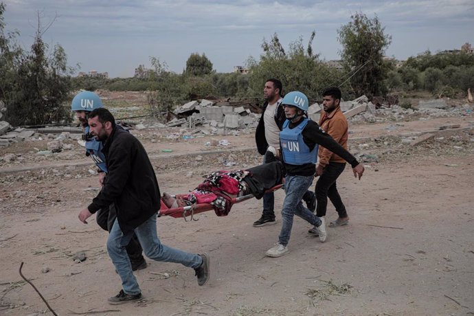 Archivo - Evacuación de víctimas en Deir al Balá, en la Franja de Gaza.