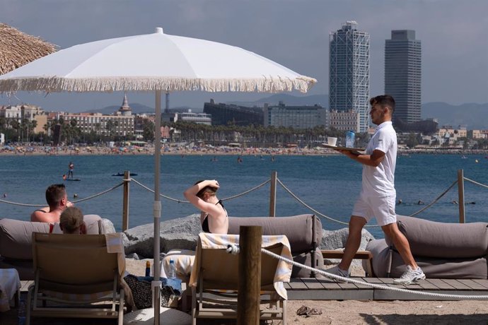 Turistas en las inmediaciones del Hotel W, a 5 de agosto de 2024, en Barcelona, Cataluña (España)