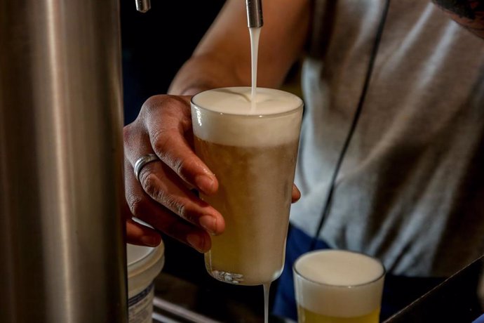 Archivo - Una camarera tira una cerveza artesanal en uno de los bares que participan en ‘Artesana Week Lavapiés’, en la calle Argumosa, a  2 de abril de 2022, en Madrid (España). En la VII edición de la feria de la cerveza artesana, de este barrio del cen