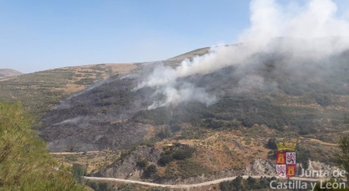 Incendio en El Villar de Santiago, en la comarca de El Bierzo (León).