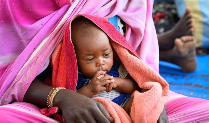 Un bebé en un centro de nutrición en Chad.