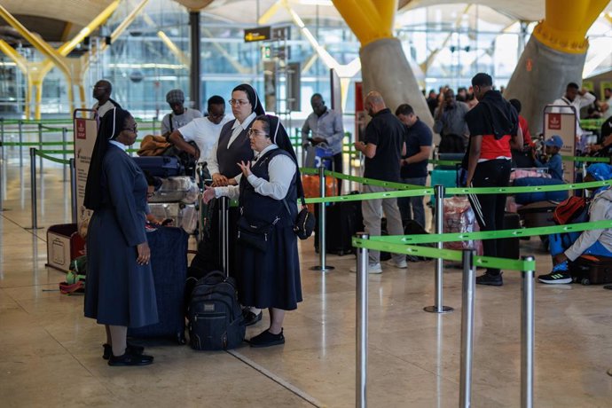 Archivo - Un grupo de monjas con su equipaje en la terminal T4 del Aeropuerto Adolfo Suárez Madrid-Barajas, a 12 de julio de 2024, en Madrid (España). 