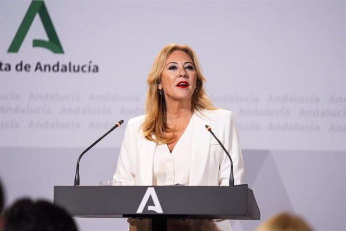 La consejera de Economía, Hacienda y Fondos Europeos y portavoz del Gobierno andaluz, Carolina España, interviene en la rueda de prensa posterior al consejo de gobierno, a 30 de julio de 2024. (Foto de archivo).