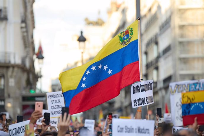 Decenas de personas durante una nueva protesta contra el Gobierno venezolano de Nicolás Maduro, en la Puerta del Sol, a 17 de agosto de 2024, en Madrid (España). ARCHIVO