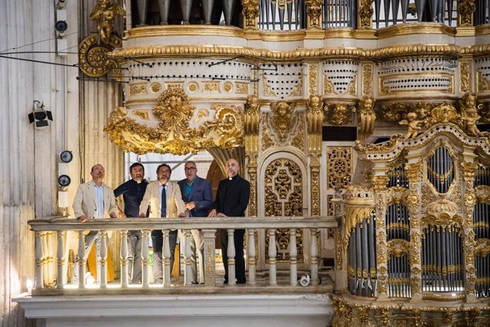 Visita a los trabajos de restauración del órgano de la Catedral de Granada, con el delegado del Gobierno andaluz en Granada, Antonio Granados, en el centro en la imagen