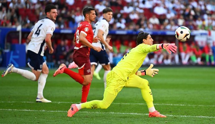 Archivo - 06 July 2024, North Rhine-Westphalia, Duesseldorf: Switzerland goalkeeper Yann Sommer (R) in action during the UEFA Euro 2024 quarter-final soccer match between England and Switzerland at Duesseldorf Arena. Photo: Arne Dedert/dpa