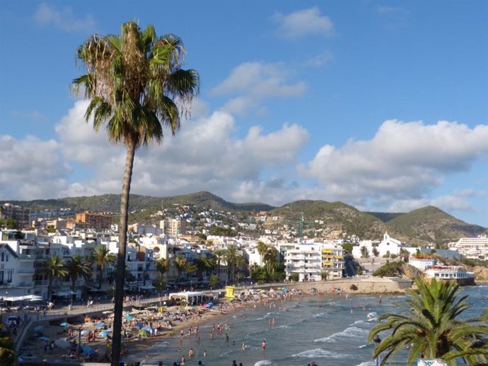 Archivo - La Playa de San Sebastián de Sitges